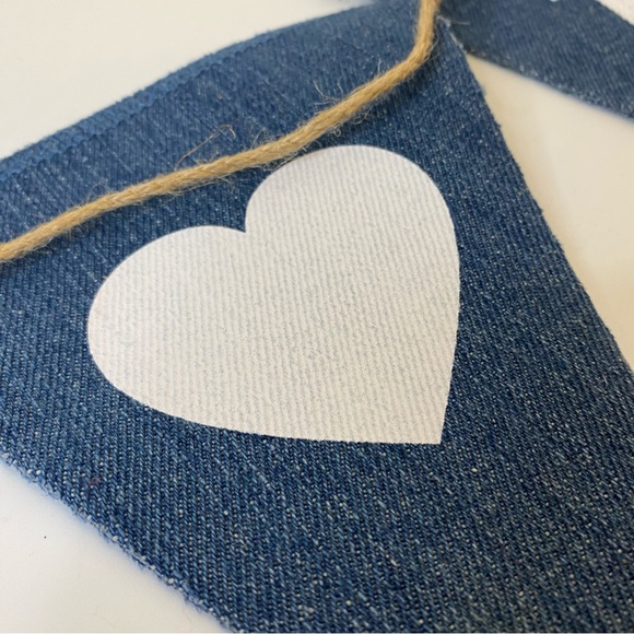 Denim banner with hearts and the letters LOVE printed in white - Picture 4 of 10
